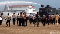 Polisi menembakan water cannon.