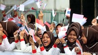 Beginilah antusiasme para pelajar dalam menyambut dan melepas para pebalap sebelum berlaga.