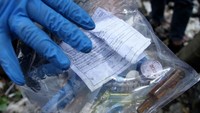 Petugas mengambil sampel sampah dari TPS tersebut.