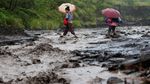 Foto: Aksi Nekat Warga Filipina Seberangi Banjir Lahar Dingin