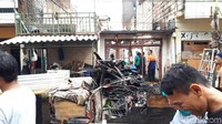 Warga mulai membersihkan puing-puing sisa kebakaran. Sejumlah barang-barang yang bisa diselamatkan pun disisihkan. (Ahmad Bil Wahid/detikcom)