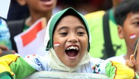 Mereka tampak ceria dan antusias melepas rombongan pebalap sepeda Internasional di ajang Tour de Indonesia yang akan menempuh rute terpanjang menuju Banyuwangi.