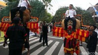 Ketua PB ISSI Raja Sapta Oktohari diarak di atas reog.