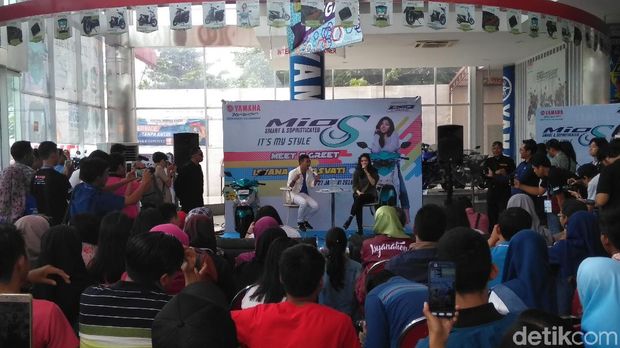 Yamaha Mio S Roadshow Barsama Isyana Hangatkan Surabaya