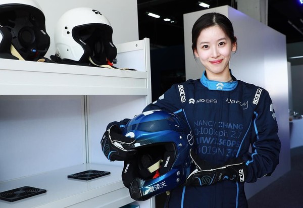Walau tampak kalem, Zhang juga pernah mencoba balapan di arena profesional. Sudah cantik, ternyata hobinya juga keren (@zetianzzz/Instagram) Walau tampak kalem, Zhang juga pernah mencoba balapan di arena profesional. Sudah cantik, ternyata hobinya juga keren (@zetianzzz/Instagram)