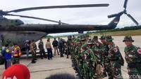 Mereka diberangkatkan dari Lanud Timika menuju Bandara Ewer, Kabupaten Asmat, Papua. Pool/Pen Satgaskes TNI.