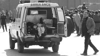 Mobil ambulans hilir mudik dengan suara sirene yang meraung-raung membawa para korban ledakan ke rumah sakit terdekat. Foto: REUTERS/Mohammad Ismail