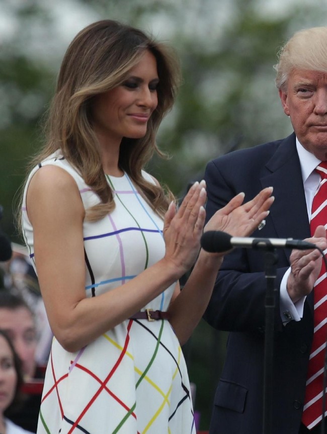 Pada September 2017, Presiden Donald Trump memberikan ucapan Selamat Hari Buruh lewat Twitter. Ia mem-posting foto dirinya bersama Melania Trump yang mengenakan gaun tanpa lengan motif garis rancangan desainer Yunani, Mary Katrantzou. Dilihat dari situs Saks Fifth Avenue, gaun berpotongan simpel itu dijual seharga USD 2.255 atau sekira Rp 31 juta. Foto: Getty Images