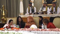 Foto: Rusman/ Biro Pers Setpres. Saat pertemuan resmi, Iriana dan Begum Mahmooda Mamnoon juga tampak asyik berbincang, didampingi oleh penerjemah bahasa masing-masing.