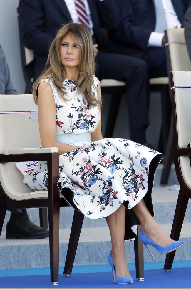 Dress putih bermotif floral dari label Italia Valentino membungkus tubuh Melania Trump saat menghadiri parade Bastille Day di Paris Juli 2017. Foto: Getty Images