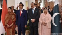 Foto: Rusman/ Biro Pers Setpres. Dalam kunjungan ini, Jokowi ditemani oleh Ibu Negara Iriana Jokowi. Mereka sempat melakukan foto bersama di Istana Istana Kepresidenan Aiwan-e-Sadr, Islamabad, Pakistan.