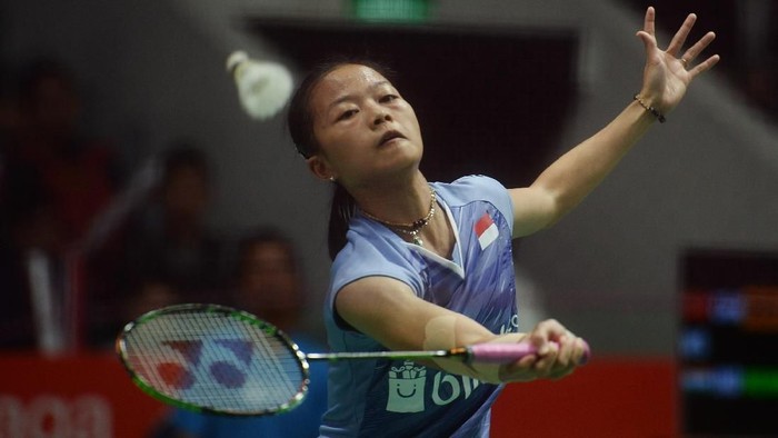 Pebulu tangkis tunggal putri Indonesia Fitriani mencoba mengembalikan kok ke arah lawannya unggulan keempat asal Thailand Ratchanok Intanon pada babak kedua Indonesia Masters 2018 di Istora Senayan, Jakarta, Kamis (25/1). Indonesia gagal meloloskan atletnya ke babak perempat final tunggal putri setelah satu-satunya wakil yang tersisa, Fitriani, kalah dengan skor 17-21 dan 16-21. ANTARA FOTO/Akbar Nugroho Gumay/kye/18