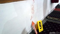 Saat melakukan proses identifikasi, ditemukan sejumlah bercak darah.