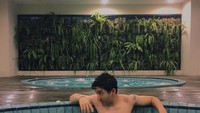 Aaron Ashab yang keturunan Arab ini juga gemar berolahraga, salah satunya berenang. (Foto: Instagram/@aronashab)