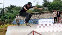 Skateboarder menunjukan kemampuannya saat digelarnya ajang Januari Ollie yang diselenggarakan di BSD Xteme Park, Sabtu (27/1/2018).