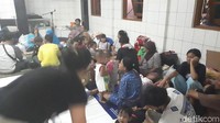 Kebanyakan warga yang masih bertahan di musala tersebut adalah wanita dan anak-anak. Mereka pun tampak duduk berhimpit-himpitan di lantai.