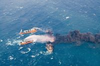 Kapal penyelamat memadamkan api kapal tanker Sanchi yang membawa minyak (Foto: China Daily via REUTERS)