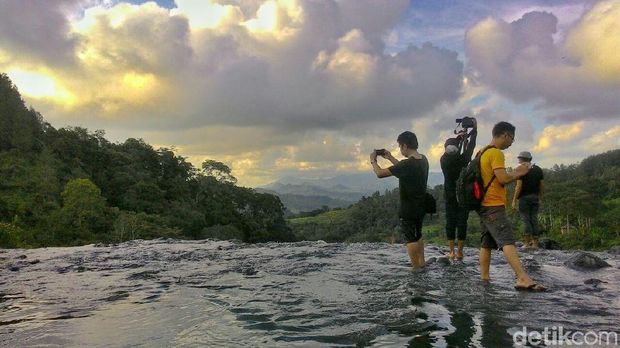 Panorama dari atas air terjun