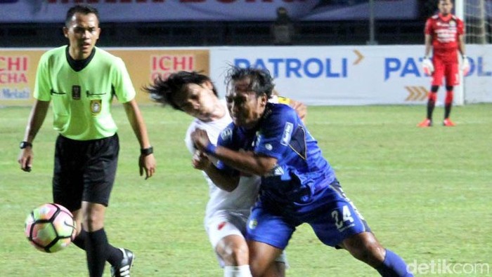 Persib Bandung harus menyudahi partisipasinya di Piala Presiden 2018 di fase grup. Kekalahan atas PSM Makassar dengan skor 0-1 membuat Maung Bandung tersingkir.