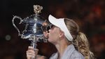 Foto: Peluk-Cium Caroline Wozniacki untuk Trofi Dambaan