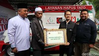 Pada kesempatan itu, Masjid Cut Mutia mendapat bantuan ambulans untuk hapus tato.