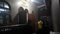 Musala tersebut berada di gang sempit berukuran kurang dari 2 meter. Bangunannya bersebelahan dengan rumah warga sekitar.