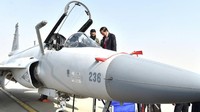 Saat mengikuti upacara kenegaraan di Prime Minister’s House di Islamabad, Pakistan, Sabtu (27/1), Jokowi sempat menyaksikan atraksi pesawat tempur JF-17. (Foto: Rusman/Biro Pers Setpres)