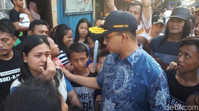 Potret Anies Temui Warga di Tengah Puing-puing Kebakaran
