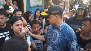 Potret Anies Temui Warga di Tengah Puing-puing Kebakaran