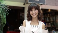 Dia mengenakan dress selutut. Cantik bukan? Foto: Desi/ detikHOT