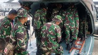 Para tenaga medis dari TNI ini akan membantu menangani Kejadian Luar Biasa (KLB) campak dan gizi buruk di Kabupaten Asmat, Papua. Pool/Pen Satgaskes TNI.