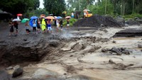 Sejumlah warga berkumpul melihat aliran lahar dingin dari Gunung Mayon membanjiri sungai. Foto: REUTERS/Romeo Ranoco