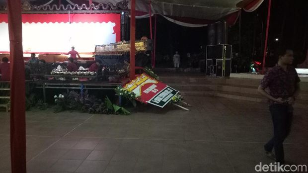Diterjang angin kencang karangan bunga ini sampai terbang ke depan panggung