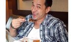 Wah, Ari Wibowo Ternyata Doyan Makan di Warung Pinggir Jalan!