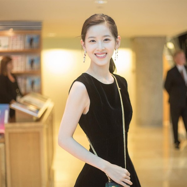 Sebagai enterpreneur, Zhang ternyata juga gemar akan karya seni. Bahkan ia pernah mampir ke Sotheby di Amerika Serikat (@zetianzzz/Instagram) Sebagai enterpreneur, Zhang ternyata juga gemar akan karya seni. Bahkan ia pernah mampir ke Sotheby di Amerika Serikat (@zetianzzz/Instagram)