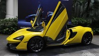 Tidak sampai disitu, New McLaren 570S Spider mengusung bahan material terbaik seperti menggunakan sasis Carbon Fiber MonoCell II. Foto: M. Luthfi Andika
