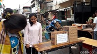 Sebagian warga pun berinisiatif menyediakan kotak sumbangan. (Ahmad Bil Wahid/detikcom)