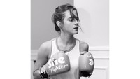 Kick boxing jadi pilihan olahraga Emma Watson untuk membentuk tubuh. (Foto: Instagram/emmawatson)