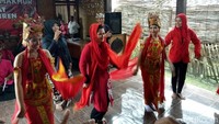 Waktu kecil saya pernah belajar nari Jawa dan Bali. Saya senang dengan kesenian. Ini pertama kalinya saya nari bersama Gandrung Banyuwangi. Ya nggak malu-maluinlah meski agak kaku, ujarnya setelah menari bersama Gandrung Banyuwangi, Sabtu (27/1) (Foto: Ardian Fanani/detikcom)