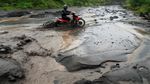 Foto: Aksi Nekat Warga Filipina Seberangi Banjir Lahar Dingin