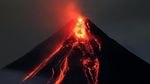 Pemandangan Lelehan Lava Gunung Mayon di Malam Hari