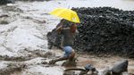 Foto: Aksi Nekat Warga Filipina Seberangi Banjir Lahar Dingin