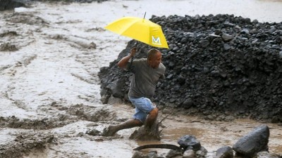 Foto: Aksi Nekat Warga Filipina Seberangi Banjir Lahar Dingin
