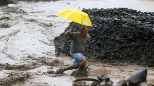 Foto: Aksi Nekat Warga Filipina Seberangi Banjir Lahar Dingin