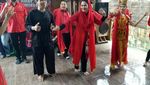 Foto: Khofifah-Emil Temui Pendukung, Puti Menari di Banyuwangi