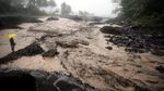 Foto: Aksi Nekat Warga Filipina Seberangi Banjir Lahar Dingin