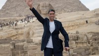 Sultan Kosen yang berumur 36 tahun, dinobatkan sebagai pria tertinggi di dunia pada tahun 2009, ketika tinggi badannya 2,47 meter. Sejak itu tingginya masih terus bertambah. Foto: EPA