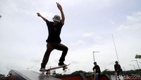 Dengan skateboar mereka meluncur memperagakan berbagai trik.