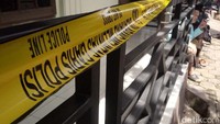Garis polisi dipasang di pagar masjid.