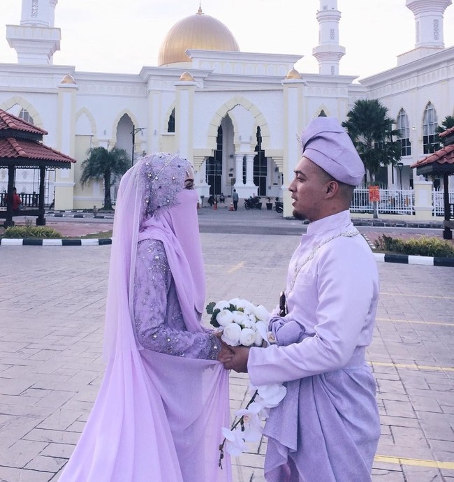 Khodijah berani mengenakan busana yang terang seperti ungu. Warna ini memang termasuk jarang dikenakan wanita bercadar. Tampilan Khodijah semakin cantik dengan detail di bagian kepala. Foto: Instagram